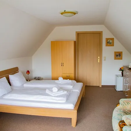 Ausflugsrestaurant & Aalbude & Hausflossvermietung 15 Ps Am Kummerower See-verchen Dargun