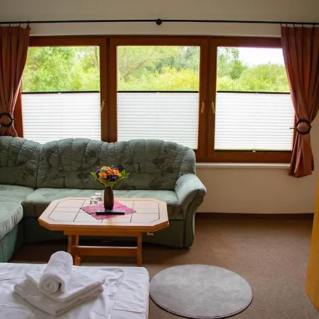 Ausflugsrestaurant & Aalbude & Hausflossvermietung 15 Ps Am Kummerower See-verchen 3*