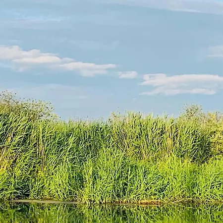 Гостевой дом Ausflugsrestaurant & Aalbude & Hausflossvermietung 15 Ps Am Kummerower See-verchen Dargun