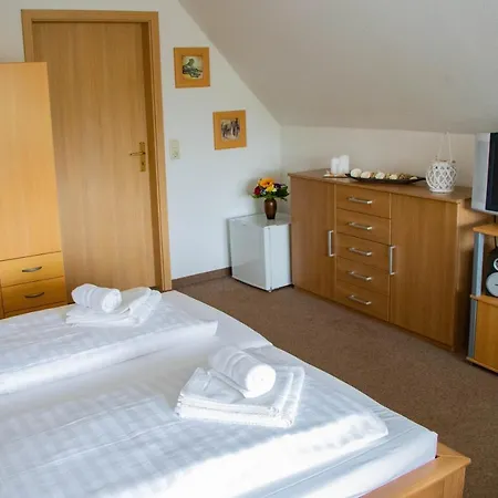 Ausflugsrestaurant & Aalbude & Hausflossvermietung 15 Ps Am Kummerower See-verchen 3* Dargun