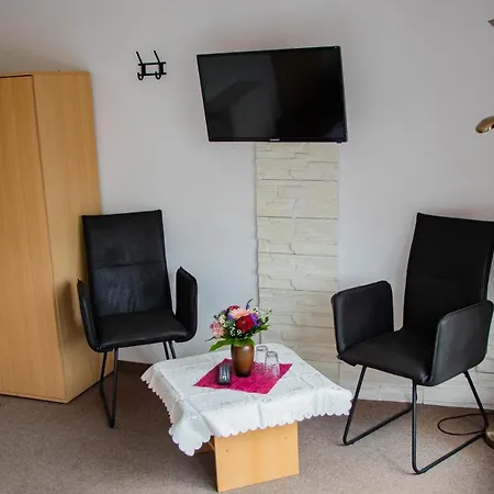 Guest house Ausflugsrestaurant & Aalbude & Hausflossvermietung 15 Ps Am Kummerower See-verchen Dargun