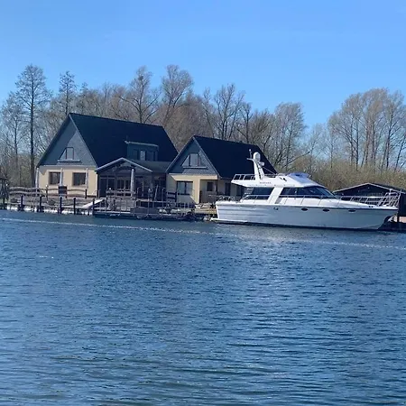 Ausflugsrestaurant & Aalbude & Hausflossvermietung 15 Ps Am Kummerower See-verchen *