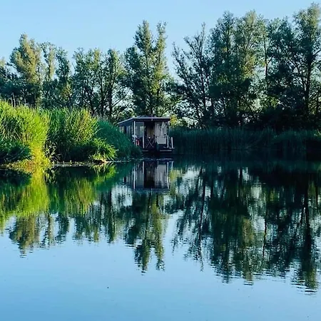 Ausflugsrestaurant & Aalbude & Hausflossvermietung 15 Ps Am Kummerower See-verchen Maison d'hôtes Dargun