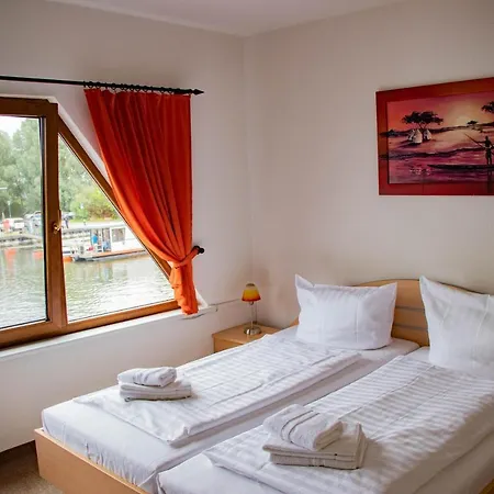 Ausflugsrestaurant & Aalbude & Hausflossvermietung 15 Ps Am Kummerower See-verchen Dargun