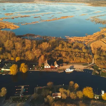 Ausflugsrestaurant & Aalbude & Hausflossvermietung 15 Ps Am Kummerower See-verchen Maison d'hôtes 3*