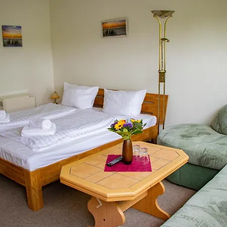 Maison d'hôtes Ausflugsrestaurant & Aalbude & Hausflossvermietung 15 Ps Am Kummerower See-verchen 3*