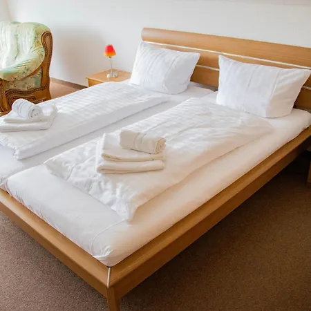 Ausflugsrestaurant & Aalbude & Hausflossvermietung 15 Ps Am Kummerower See-verchen