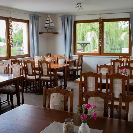 Ausflugsrestaurant & Aalbude & Hausflossvermietung 15 Ps Am Kummerower See-verchen