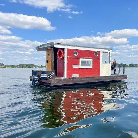 Ausflugsrestaurant & Aalbude & Hausflossvermietung 15 Ps Am Kummerower See-verchen Maison d'hôtes 3*