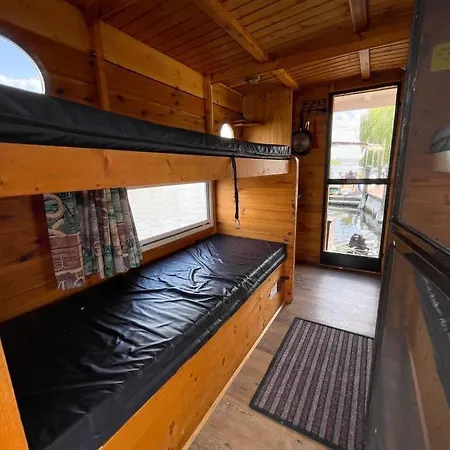 Ausflugsrestaurant & Aalbude & Hausflossvermietung 15 Ps Am Kummerower See-verchen Maison d'hôtes 3*