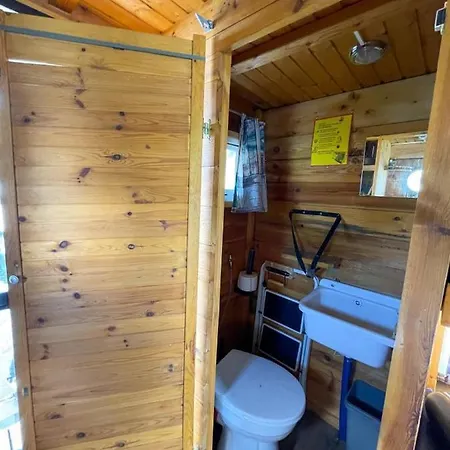 Ausflugsrestaurant & Aalbude & Hausflossvermietung 15 Ps Am Kummerower See-verchen Maison d'hôtes Dargun